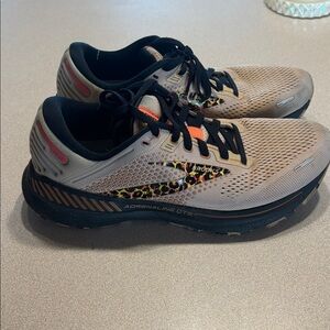 Brooks Women's Adrenaline GTS 22 Running Shoes - Size 9